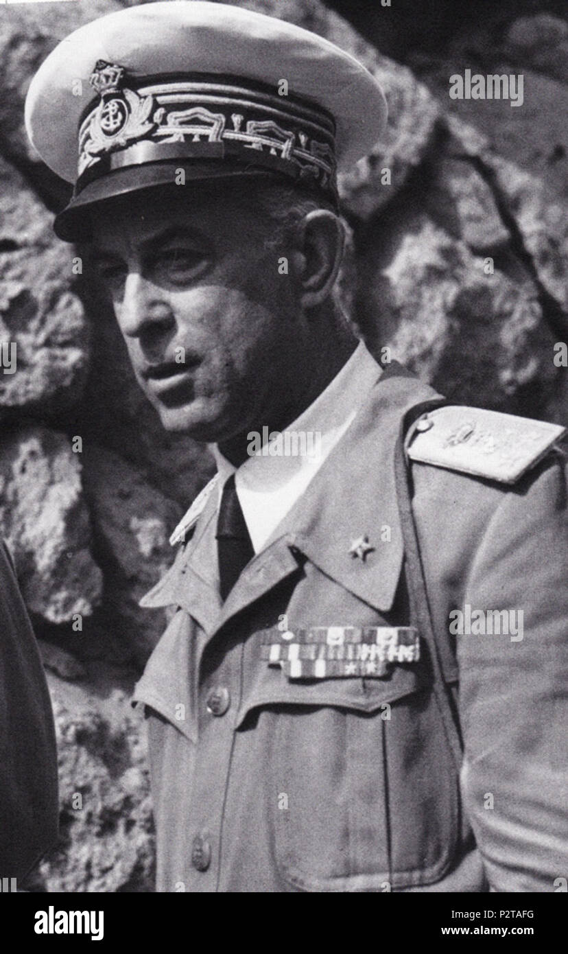 . Inglese: Ammiraglio italiano Gino Pavesi dopo la sua cattura alla caduta di Pantelleria (operazione cavatappi). 11 giugno 1943. 6 sconosciuto Ammiraglio gino pavesi Foto Stock