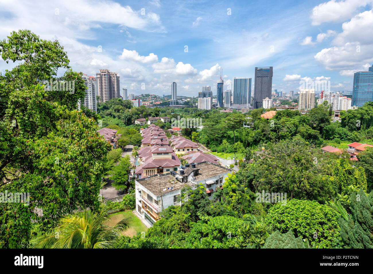 Vista dalla Thean Hou tempio attraverso il centro cittadino di Kuala Lumpur, Malesia Foto Stock