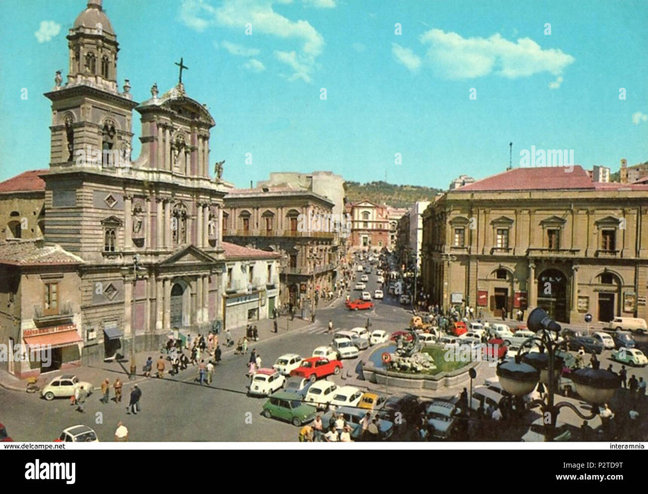 13 Caltanissetta a colori piazza e fontana Foto Stock