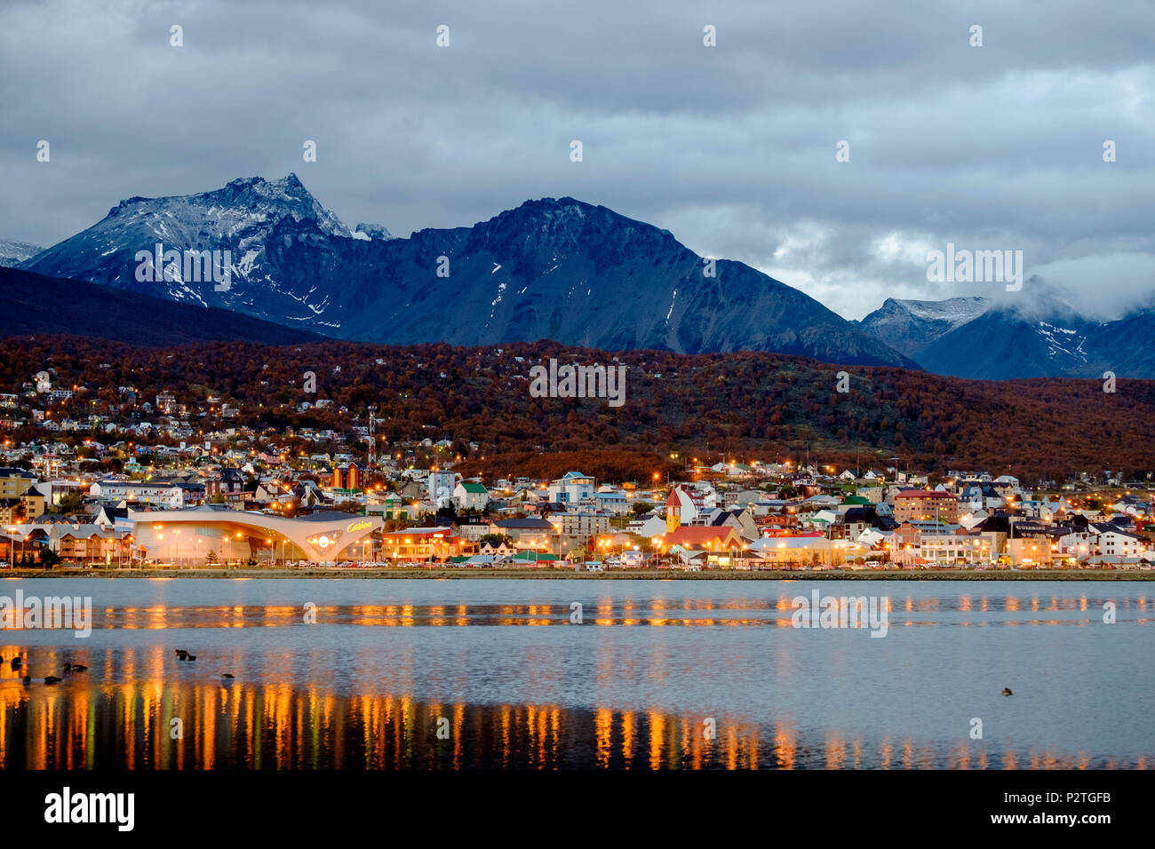 Il 'Bahía Encerrada" riflette le luci della città di Ushuaia. È automn e gli alberi hanno un forte colore. Ushuaia è spesso molto nuvoloso. Foto Stock