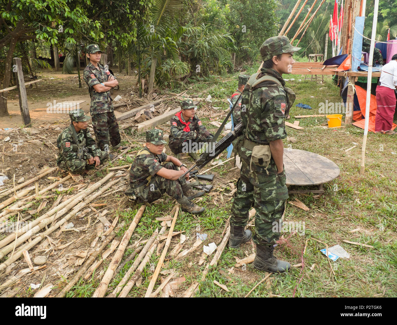 I combattenti del restauro Monland esercito a una celebrazione di Mon Giornata nazionale in stato Mon, Myanmar orientale Foto Stock