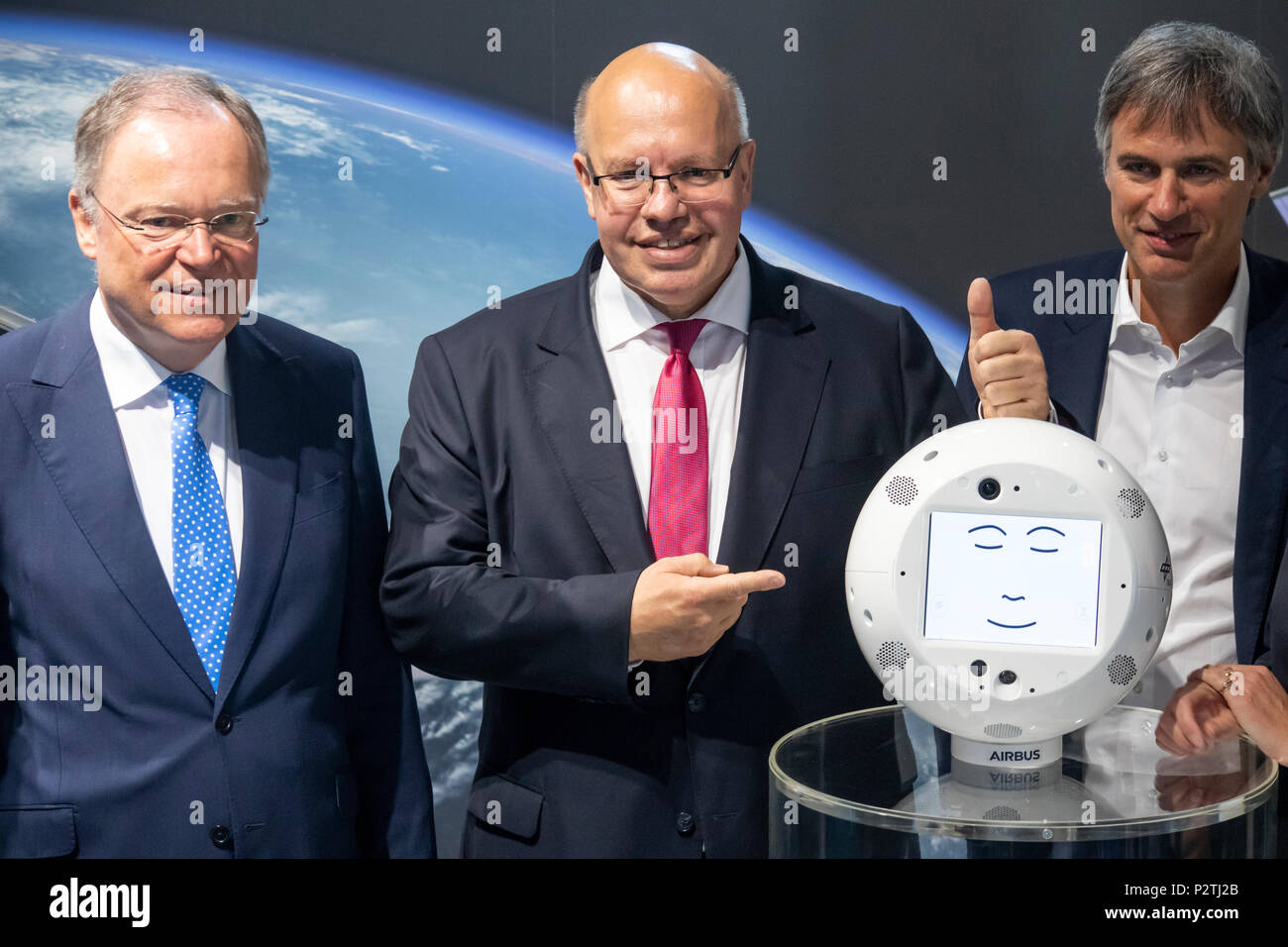 Hannover, Germania. 12 Giugno, 2018. IT-expo CEBIT 2018 apertura a piedi con Peter Altmaier (1L), Ministro federale per gli Affari Economici e l'energia in Germania. Qui a IBM booth, presentando il robot CIMON (equipaggio mobile interattiva CompaniON), un intelligente, mobile e interattivo astronauta assistenza sistema, sviluppato da Airbus a nome del Centro aerospaziale tedesco (DLR), utilizzando IBM Watson tecnologia, testati sulla ISS come parte di orizzonti della missione ESA. Con Stephan Weil (L, primo ministro della Bassa Sassonia) e Achim Berg (R, BITKOM). Credito: Christian Lademann Foto Stock