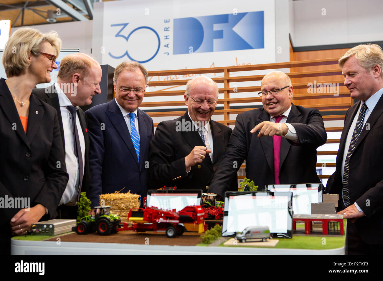 Hannover, Germania. 12 Giugno, 2018. Il Cebit 2018 apertura a piedi con Peter Altmaier (2R), Ministro federale per gli Affari Economici e l'energia in Germania. Parlando di agricoltura intelligente allo stand del Centro di ricerca tedesco per l'Intelligenza Artificiale (DFKI) con il prof. Wolfgang Wahlster (CEO DFKI, 4 L), Stephan Weil (primo ministro del Land della Bassa Sassonia, 3 L) e Anja Karliczek (Ministro federale dell'istruzione e della ricerca, 1L). CEBIT 2018, international computer expo e dell'Europa Festival Business per innovazione e digitalizzazione. Credito: Christian Lademann Foto Stock