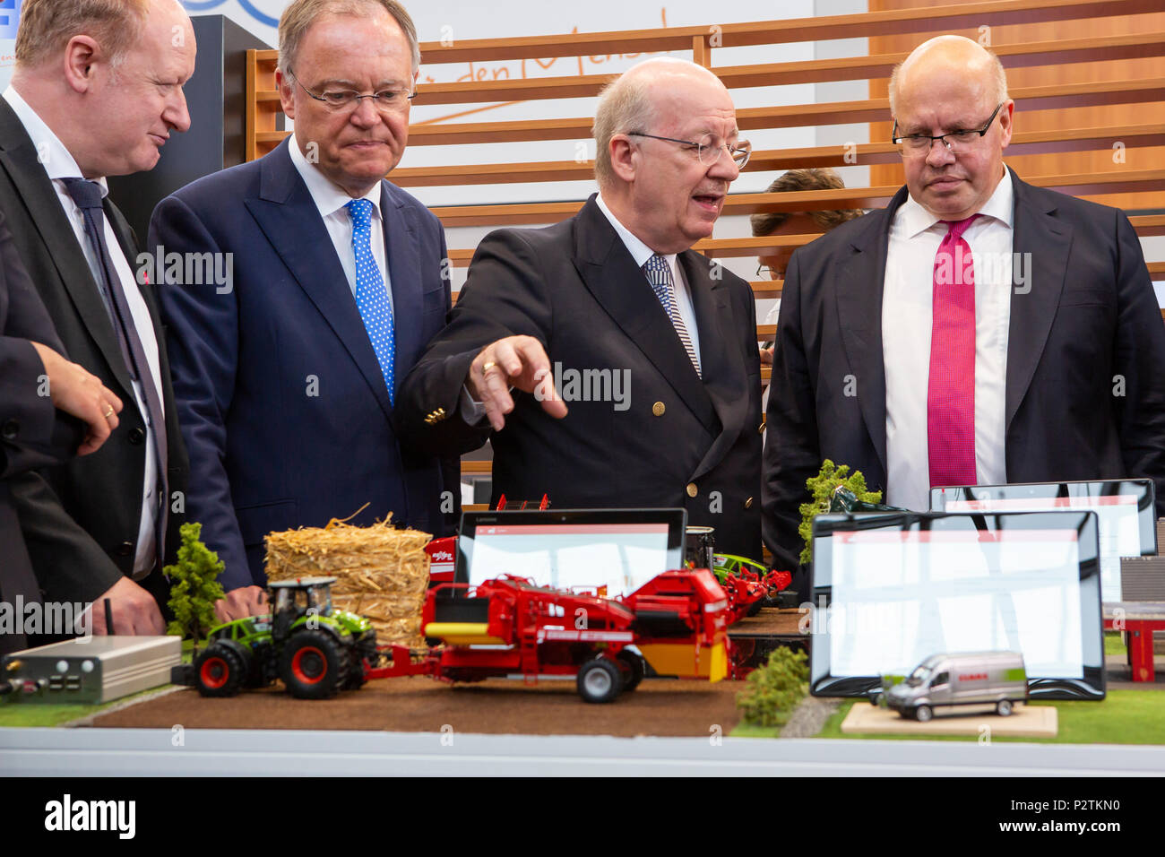 Hannover, Germania. 12 Giugno, 2018. Il Cebit 2018 apertura a piedi con Peter Altmaier (R), ministro federale o Affari Economici e l'energia in Germania. Parlando di agricoltura intelligente allo stand del Centro di ricerca tedesco per l'Intelligenza Artificiale (DFKI) con il prof. Wolfgang Wahlster (CEO DFKI, 3 L) e Stephan Weil (primo ministro del Land della Bassa Sassonia (2 L). CEBIT 2018, international computer expo e dell'Europa Festival Business per innovazione e digitalizzazione. Credito: Christian Lademann Foto Stock