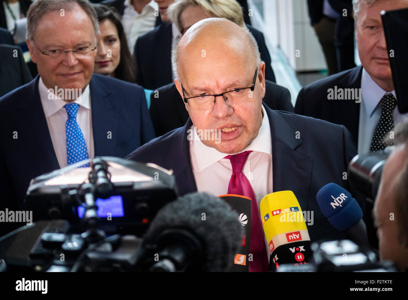 Hannover, Germania. 12th giugno, 2018. CEBIT 2018 apertura del cammino con Peter Altmaier (M), Ministro federale dell'economia e dell'energia Germania. In intervista con i giornalisti. A sinistra: Stephan Weil, primo ministro della bassa Sassonia. CEBIT 2018, salone internazionale del computer e Festival europeo delle imprese per l'innovazione e la digitalizzazione. Credit: Christian Lademann / LademannMedia Foto Stock