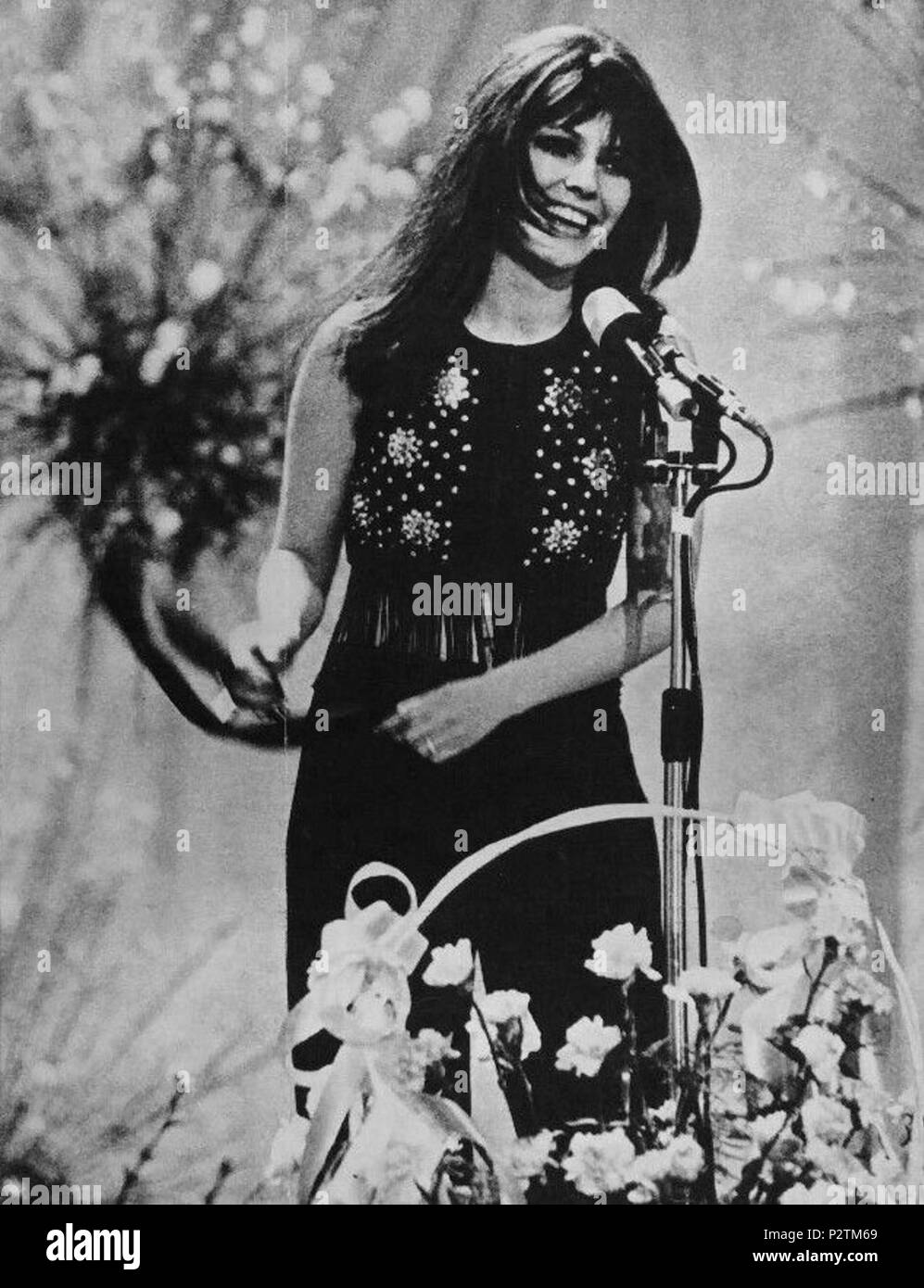 . Italiano: Sanremo, Casinò Municipale, 28 febbraio 1970. L'attrice e cantante italiana Claudia Mori esegue la canzone chi non lavora non fa l'amore - cantata in coppia con il marito Adriano Celentano (fuori quadro) - durante la serata finale del XX Festival della Canzone Italiana di Sanremo, vinto proprio dalla coppia Celentano-Mori col succitato brano. Il 28 febbraio 1970. 19 sconosciuto Claudia Mori - chi non lavora non fa l'amore (Festival di Sanremo 1970) Foto Stock