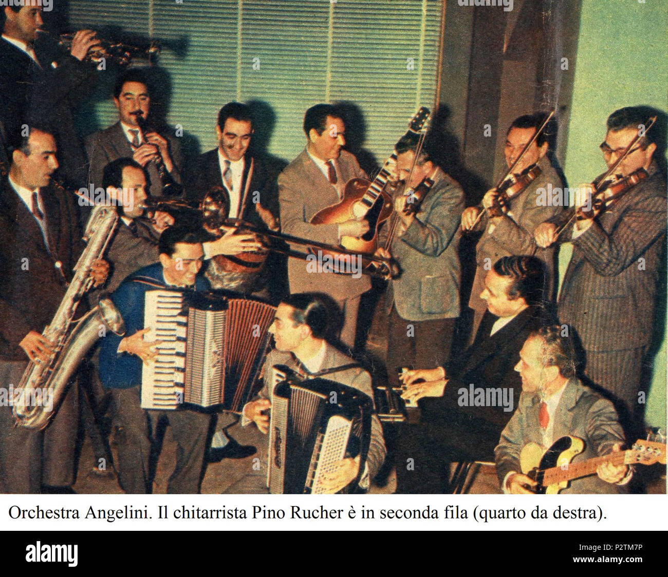 . Italiano: Orchestra Angelini. Il chitarrista Pino Rucher è in seconda fila (quarto da destra) accanto al batterista Mario Maschio (terzo da sinistra). Inglese: l'Orchestra Angelini. Il chitarrista Pino Rucher è sul retro (il quarto da destra) accanto al batterista Mario Maschio (terzo da sinistra). Diciannove anni cinquanta. Il fotografo è sconosciuto 66 Orchestra Angelini Foto Stock