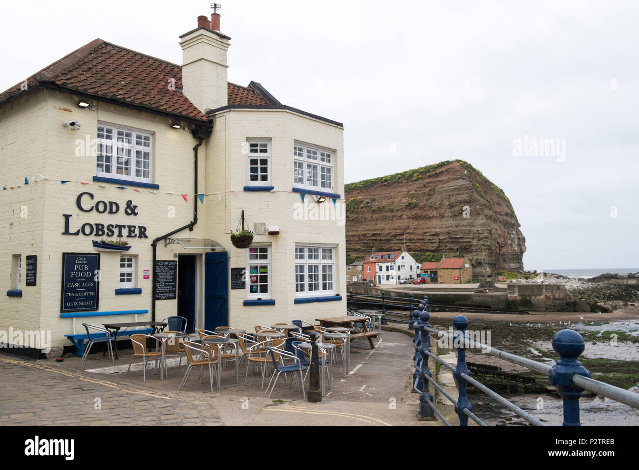 Il merluzzo bianco e astice pub sulla spiaggia nel villaggio di Staithes, North Yorkshire England Regno Unito Foto Stock
