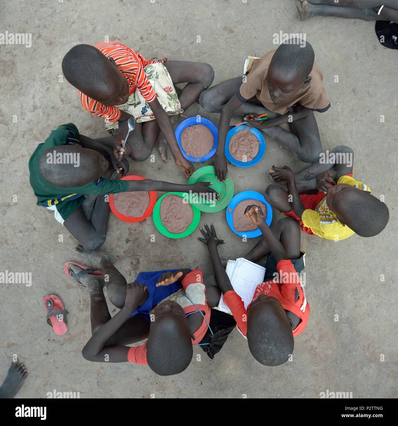 Bambini potrete gustare il pranzo in Loreto la scuola primaria a Rumbek, nel sud Sudan. Foto Stock