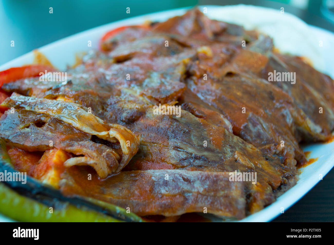 Bagno turco iskender kebab con decorazione su una superficie di legno al ristorante Foto Stock