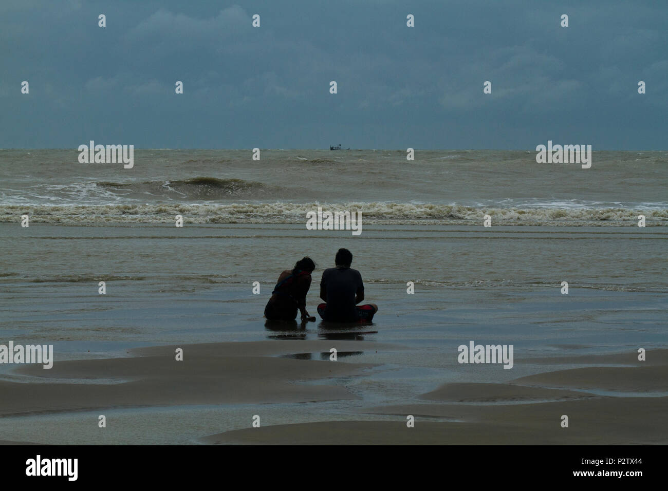 Un paio di Cox's Bazar spiaggia del mare, la più lunga spiaggia del mare nel mondo. Cox's Bazar, Chittagong, Bangladesh. Foto Stock