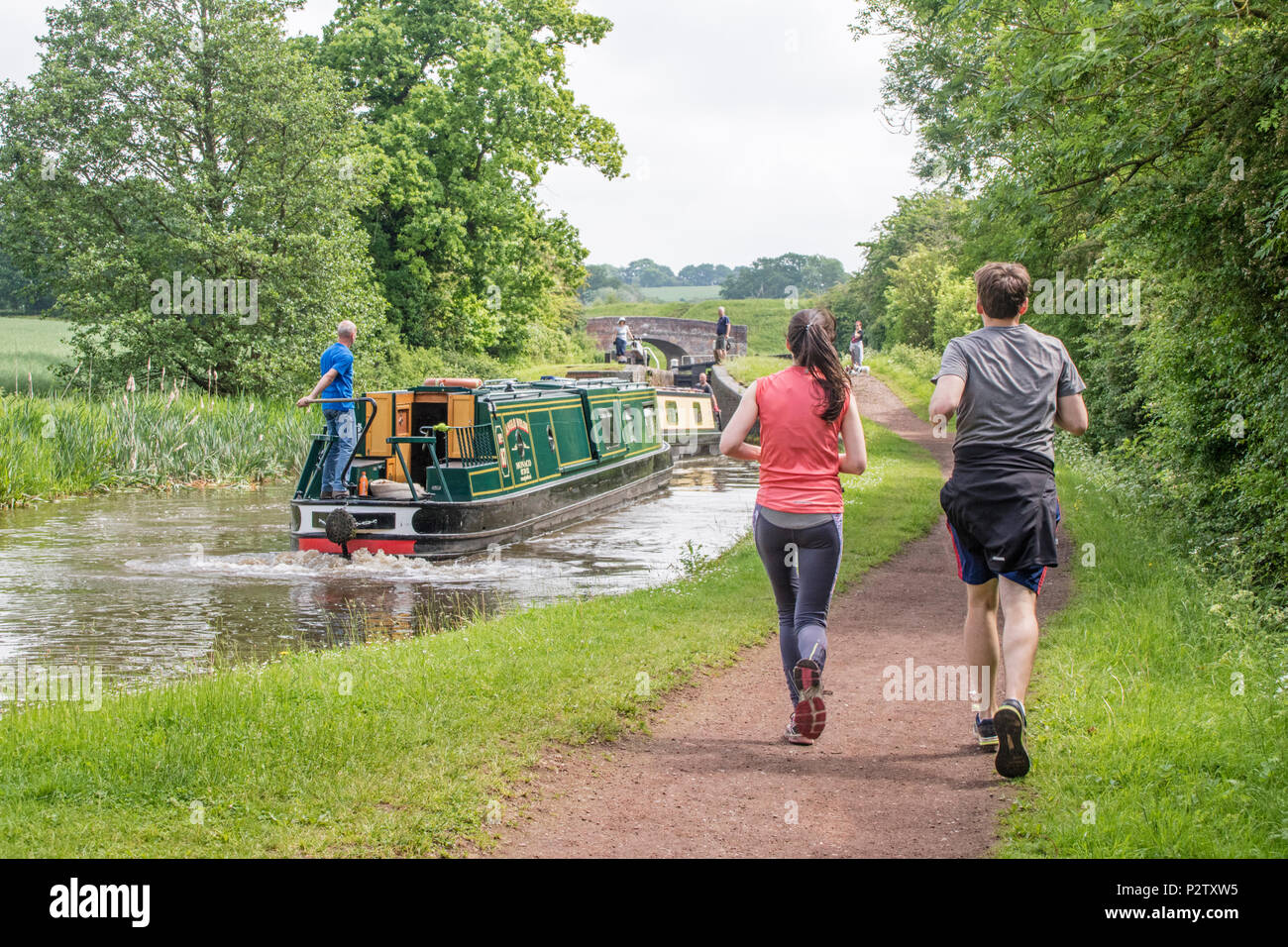 Il canottaggio sulla Worcester e Birmingham canal vicino Tardebigge, Worcestershire, England, Regno Unito Foto Stock