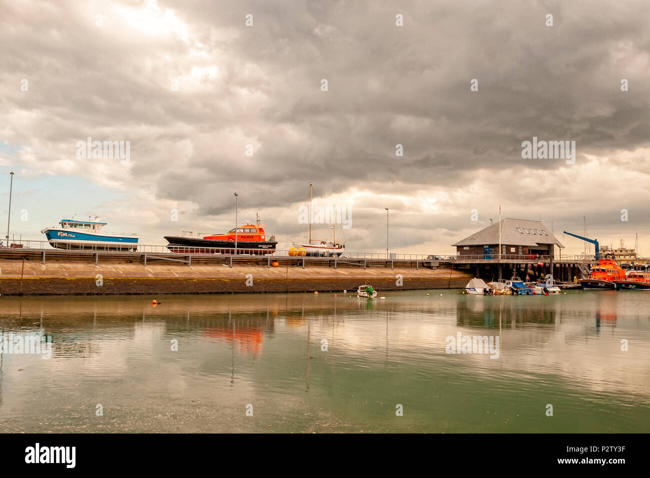 Barche e yacht nel porto di Ramsgate Kent, Inghilterra Foto Stock