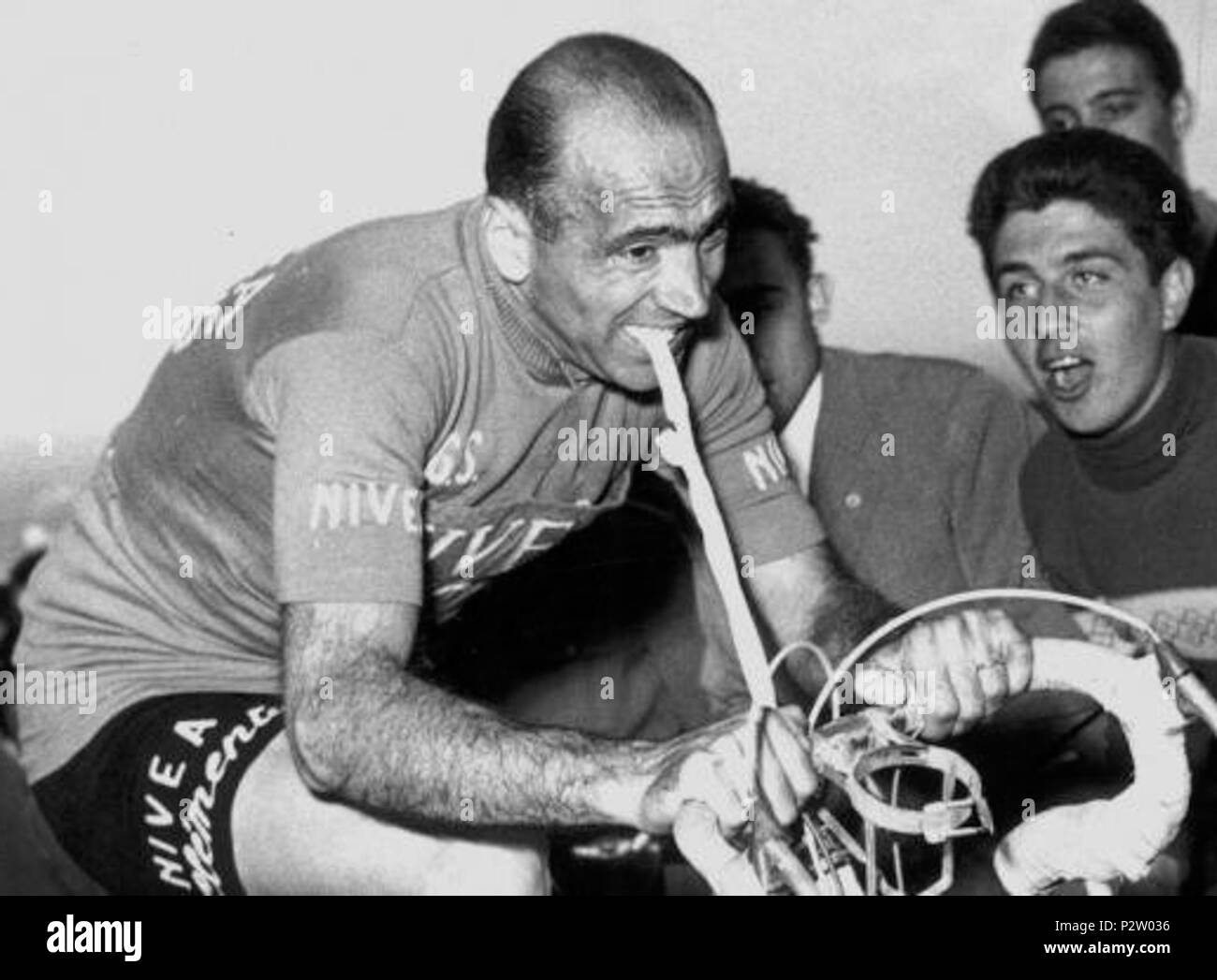 . Fiorenzo Magni durante il 1956 il Giro d'Italia. Magni si è fratturato una clavicola durante la gara. Egli ha una corda al manubrio e tirato con i suoi denti per ridurre il carico sulla mano infortunata. Ha terminato al secondo posto. 1956. 29 sconosciuto Fiorenzo Magni 1956 Foto Stock