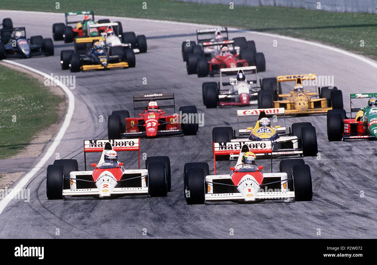 . Italiano: Ayrton Senna (n. 1) sorpassa il compagno di scuderia alla McLaren, Alain Prost (n. 2), alla curva Tosa del circuito di Imola, alla ripartenza del Gran Premio di San Marino 1989 di Formula 1. Il brasiliano effettuò ugualmente la manovra sul francese nonostante ho dovuto avessero in precedenza convenuto, ai box, di non attaccare colui che alla prima tornata fosse entrato in testa in quella curva: la rottura del patto scatenò la cosiddetta "guerra della Tosa', dando il là definitivo tutti i'accesa rivalità Prost-Senna. Licensing 1989 1989 Imola, 1989 . Il 23 aprile 1989. 30 sconosciuto la Formula 1, GP Foto Stock