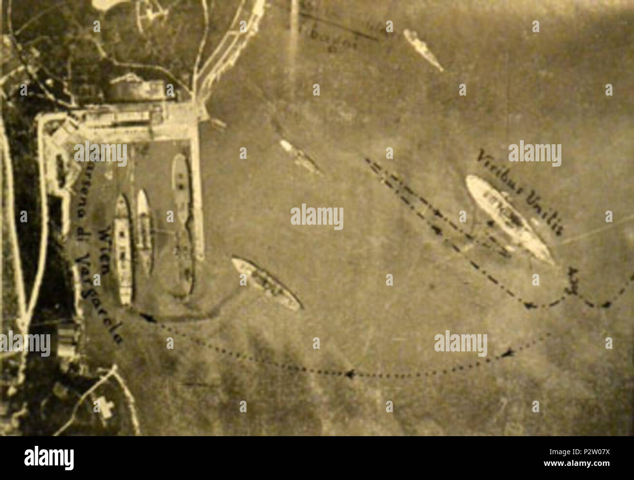 . Inglese: Italiano ricognizione aerea fotografia di corazzate austro-ungarico nel porto di Pola, Ottobre 1918 . Ottobre 1918. La Regia Marina (Italiano Royal Navy, 1918) 30 Fotaerea-viribus Foto Stock