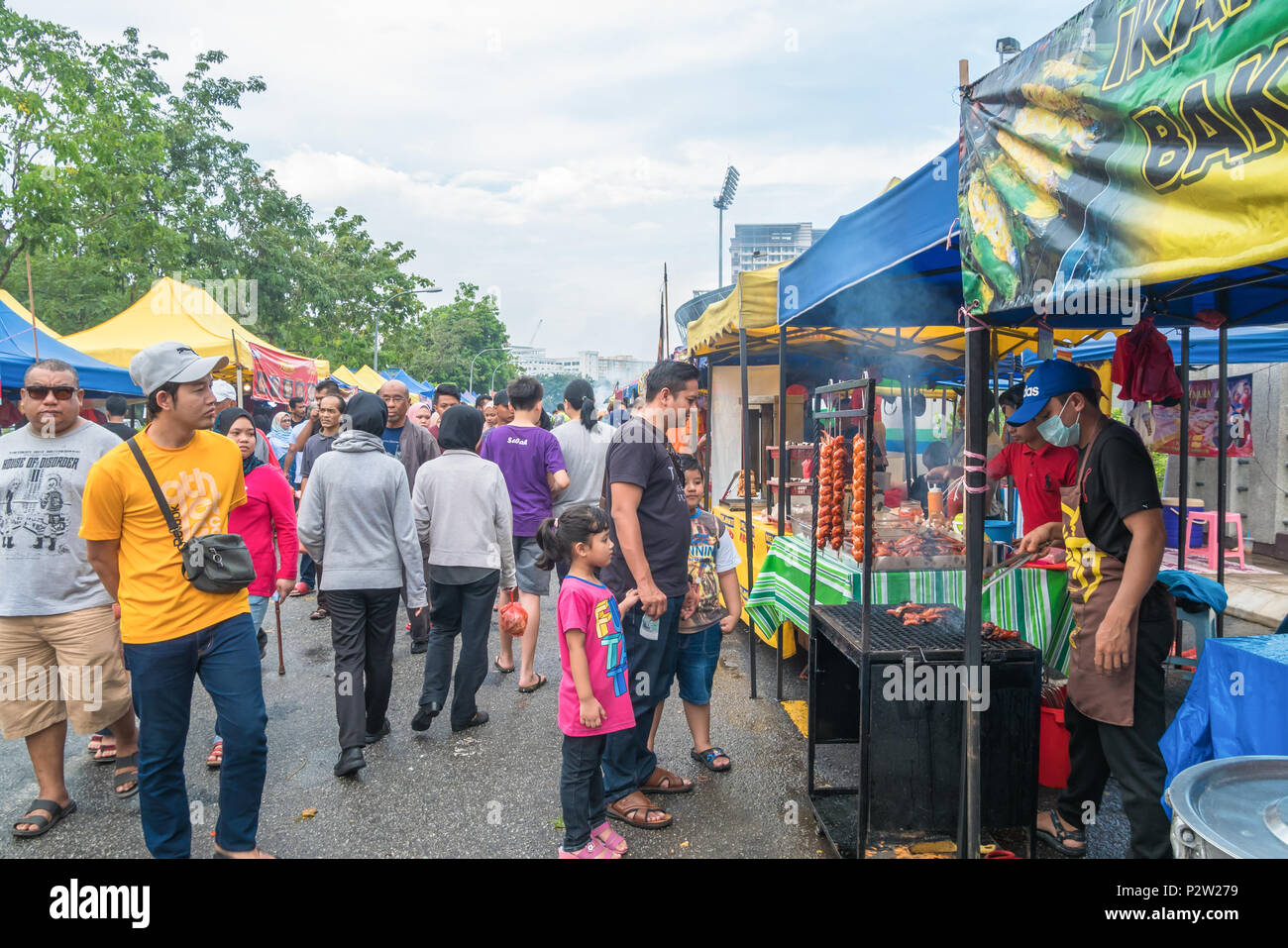 Kuala Lumpur, Malesia - 29 Maggio 2018 : la gente vede esplorare e acquistare alimenti intorno al Ramadan Bazaar. Foto Stock