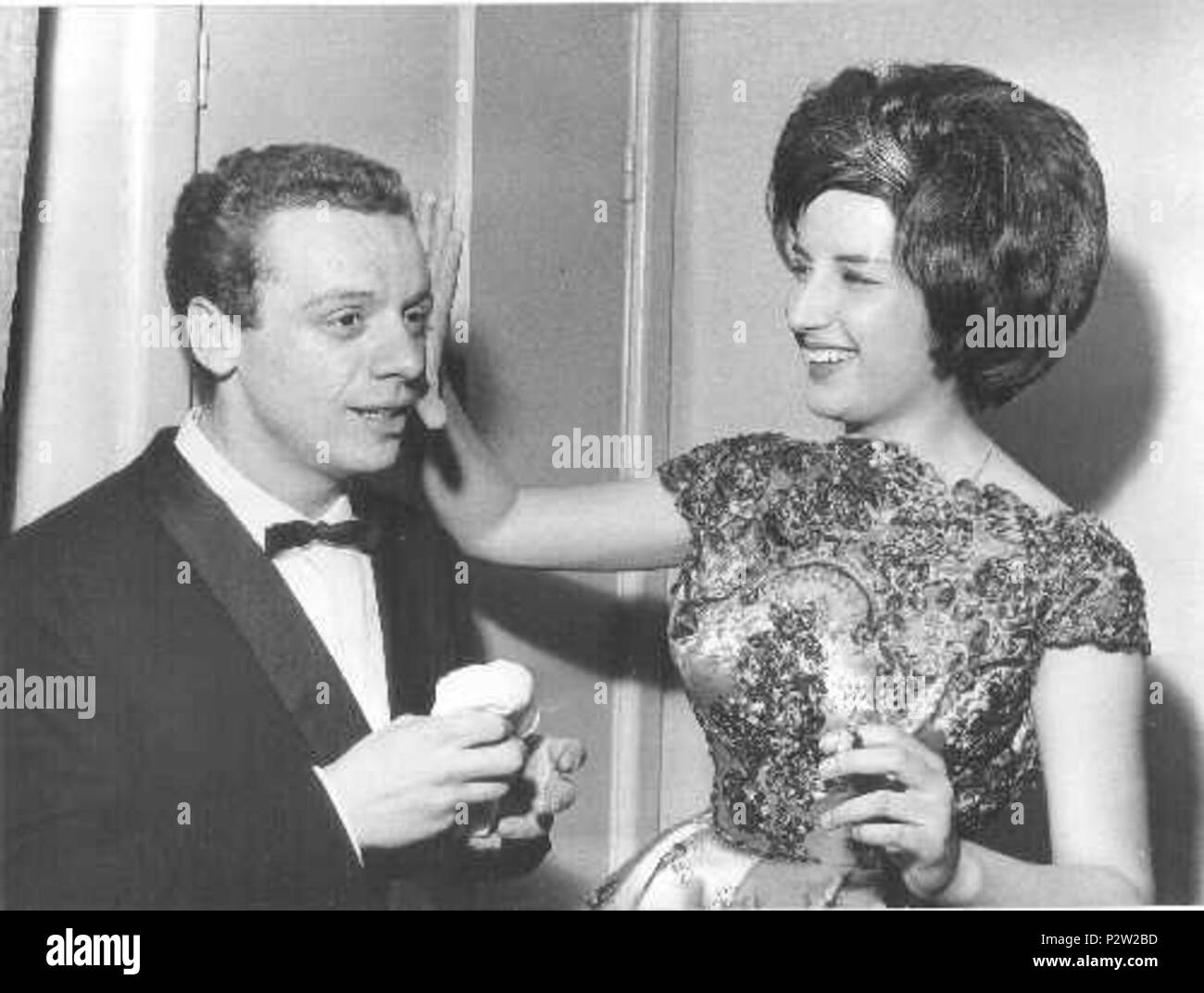 . Italiano: Johnny Dorelli con mina in una pausa del Festival di Sanremo 1960. Licensing 1960 1960 . 1960. Farabola 23 Dorelli Mina Foto Stock