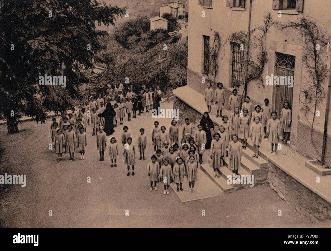 . Italiano : Scuola delle Orsoline a Fane (frazione di Negrar, provincia di Verona) in una foto del 1920 . circa 1920. 27 sconosciuto FaneScuolaOrsonline1920 Foto Stock