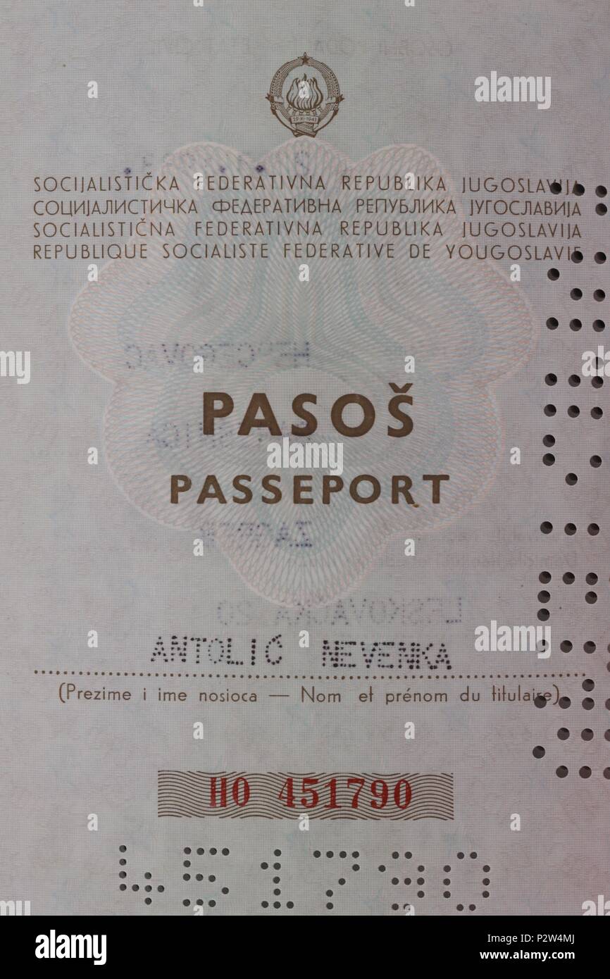 Jugoslavia passaporto rilasciato circa 1980 al cittadino femmina Antolic Nevenka. Precede la guerra civile e la separazione in cinque nuovi membri nel 1991/1992. Foto Stock