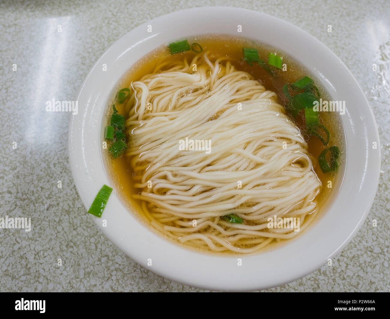 Delizioso stile Hunan cibo, bianco a base di noodle nella minestra chiaro, abbiamo mangiato a Taichung, Taiwan Foto Stock