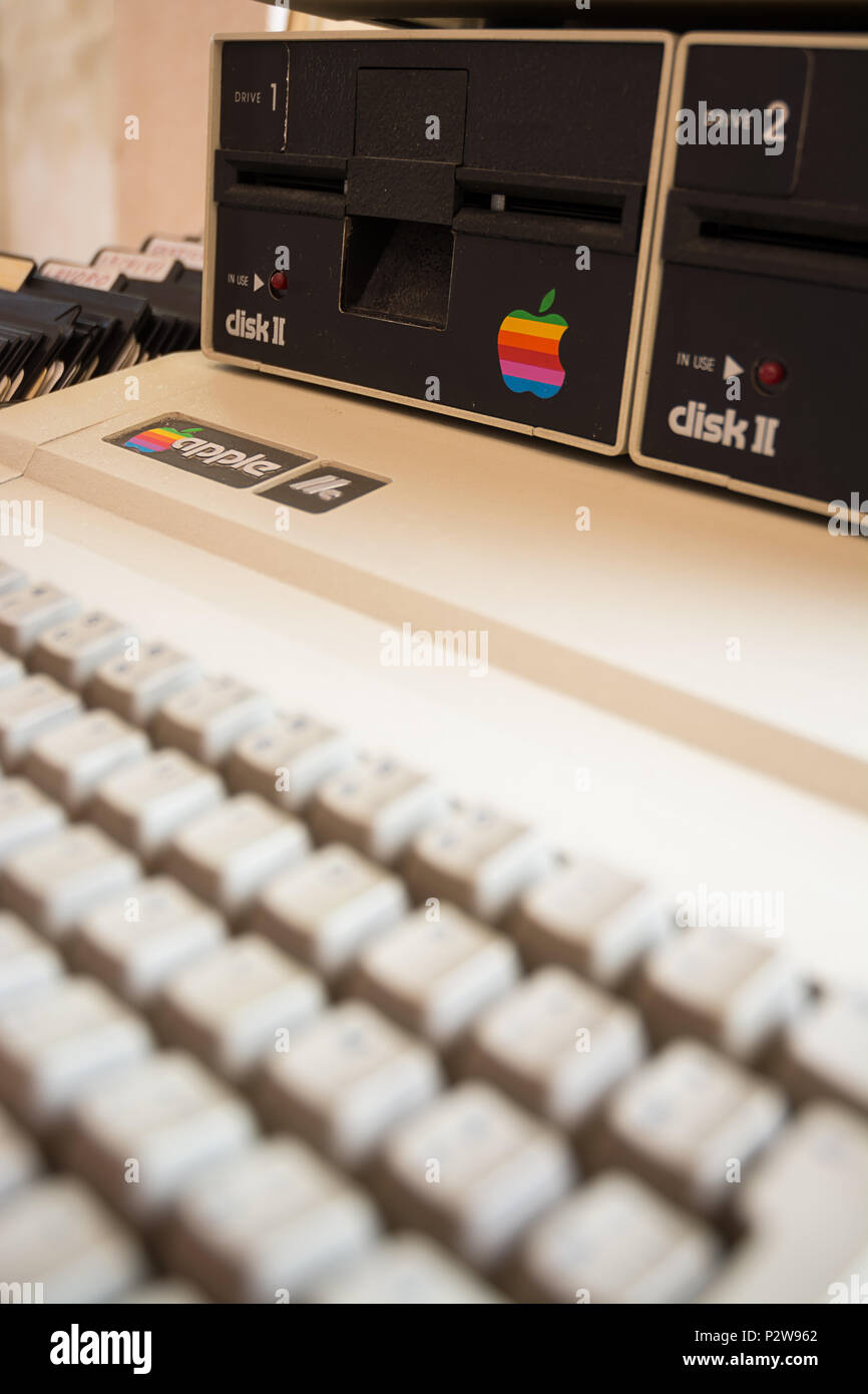 Cisternino, Italia - 29 Aprile 2018: Tastiera (sfocata) e unità disco di età compresa tra i computer Apple Foto Stock