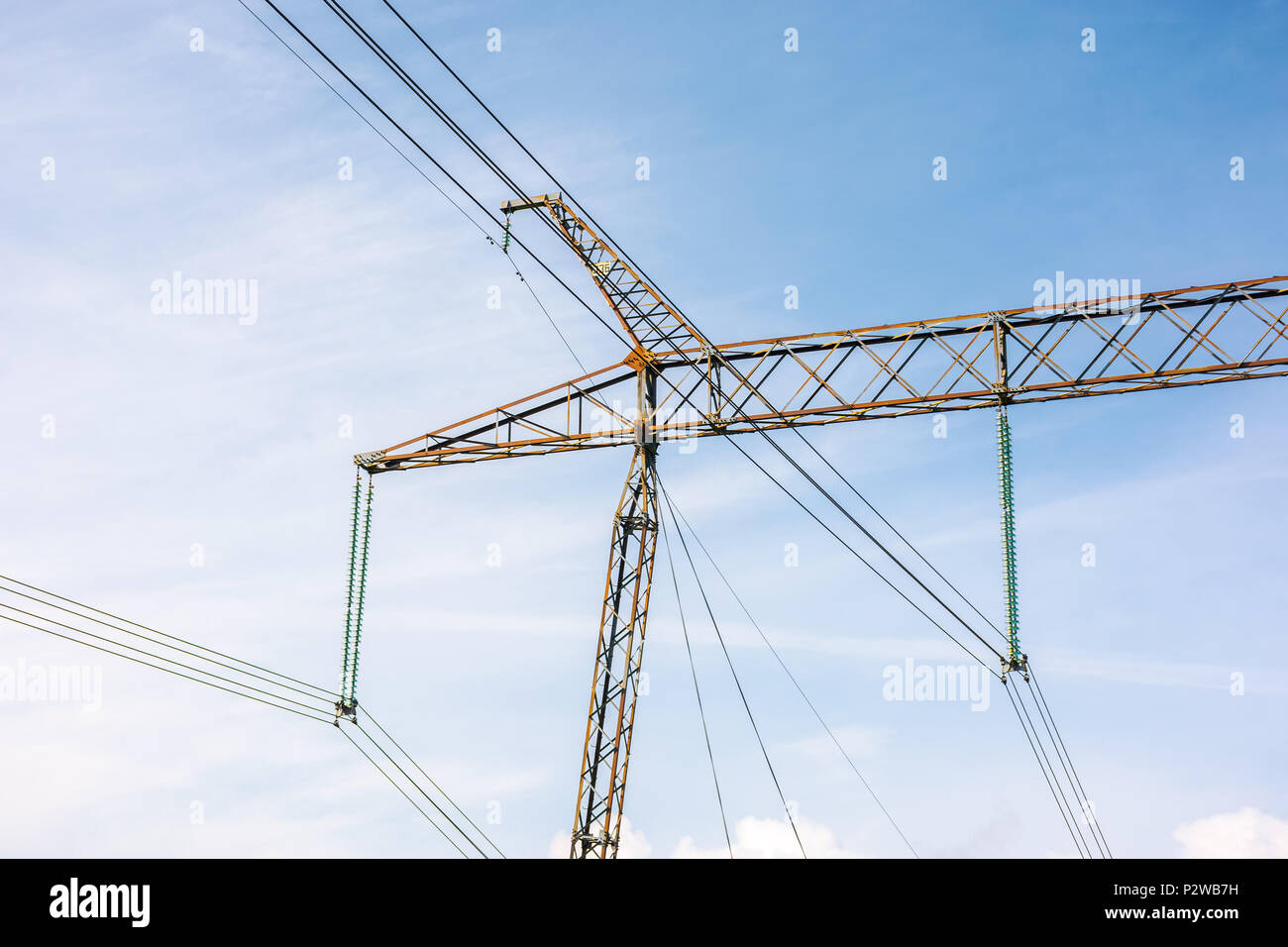 Le linee di alimentazione della torre contro il cielo blu. bella industria energetica sfondo. efficiente di erogazione di elettricità del concetto. Foto Stock