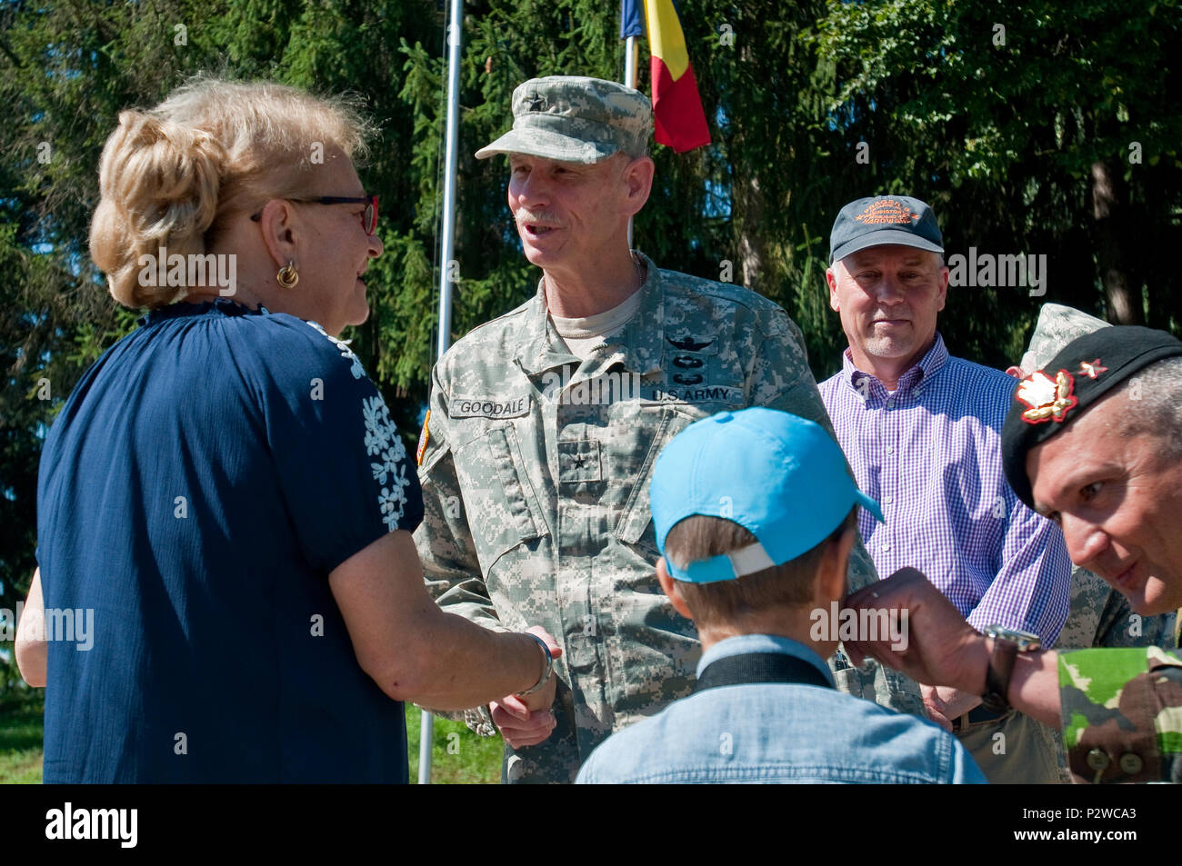 Brig. Gen. John Goodale, Vice aiutante generale dell'esercito di Idaho National Guard, saluta Gabriela Ioan, vedova del tenente Gen. Sorin Ioan e Dodre Mario, Ioan nipote, presso il rumeno delle forze di terra del centro di formazione, Cincu, Romania, e il agosto 4. La famiglia è stata onorata da parte degli Stati Uniti nel riconoscimento di Ioan di servizio come il capo del personale del rumeno delle forze di terra dal 2004 al 2006. La cerimonia ha avuto luogo durante le illustri visitatori al giorno durante la fase di esercizio di Saber del tutore 16. Saber Guardian è una multinazionale di esercitazione militare che coinvolge circa 2.800 militari provenienti da nove nazioni incl Foto Stock