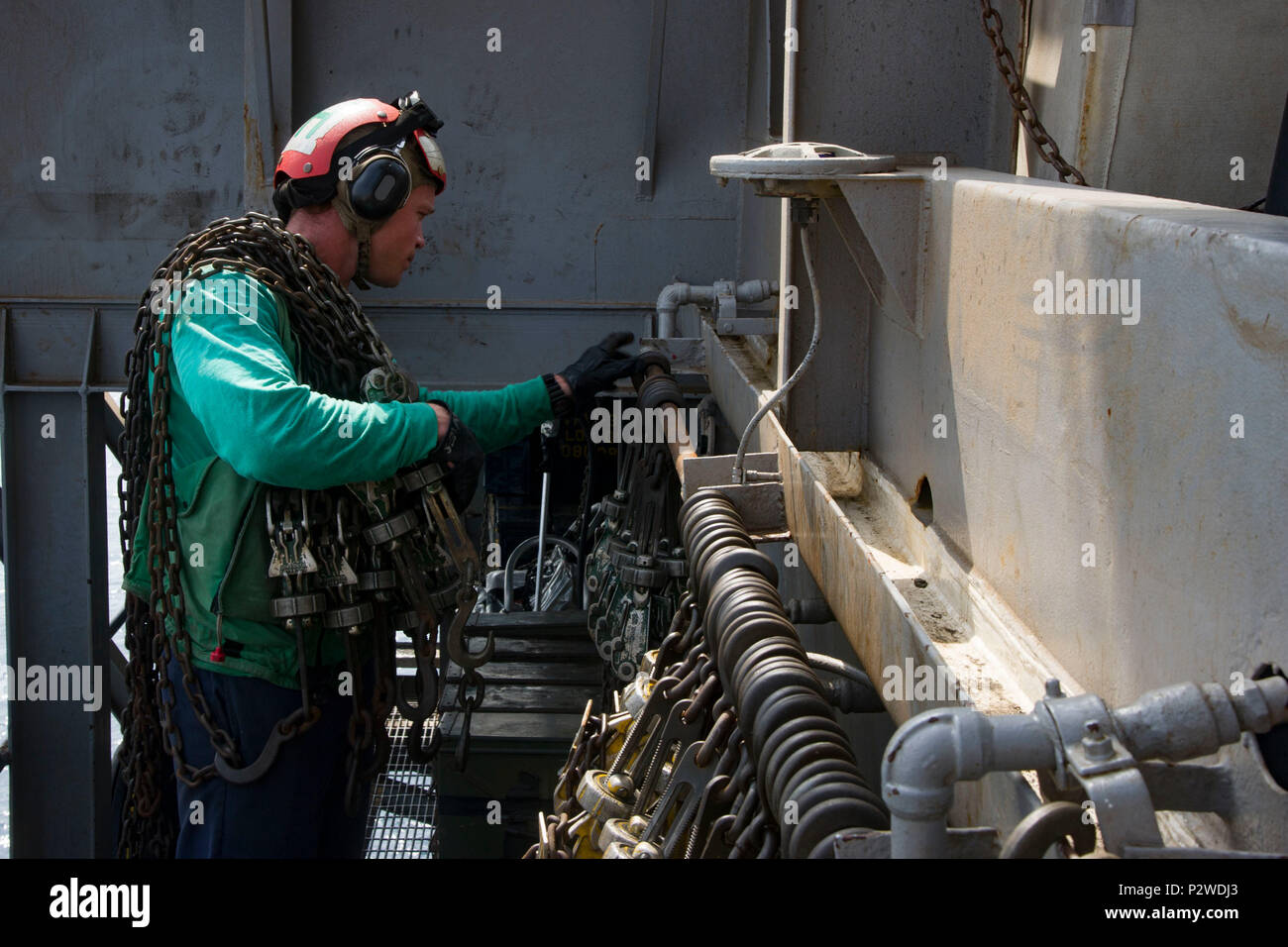 160804-N-QN175-006 GOLFO ARABICO (Agosto 4, 2016) - Aviazione meccanico strutturale di seconda classe Christopher Davies del Simpsonville, S.C., recupera tie-down catene per un MH-60S Seahawk elicottero assegnato per il polveroso cani di elicottero di mare squadrone di combattimento (HSC) 7 da una passerella della portaerei USS Dwight D. Eisenhower CVN (69) (IKE). Ike e la sua portante Strike gruppo vengono distribuiti a supporto di funzionamento inerenti risolvere, le operazioni di sicurezza marittima e di teatro la cooperazione in materia di sicurezza gli sforzi negli Stati Uniti Quinta Flotta area di operazioni. (U.S. Foto di Marina di Massa Specialista comunicazione marinaio Dart Foto Stock