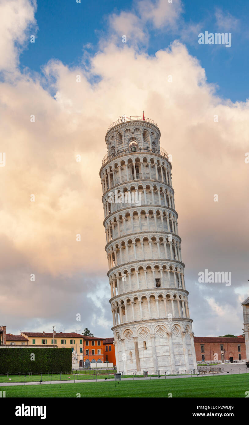 Medievale Torre Pendente di Pisa (Torre di Pisa), un campanile indipendente (torre campanaria del Duomo di Pisa in Piazza dei Miracoli Foto Stock