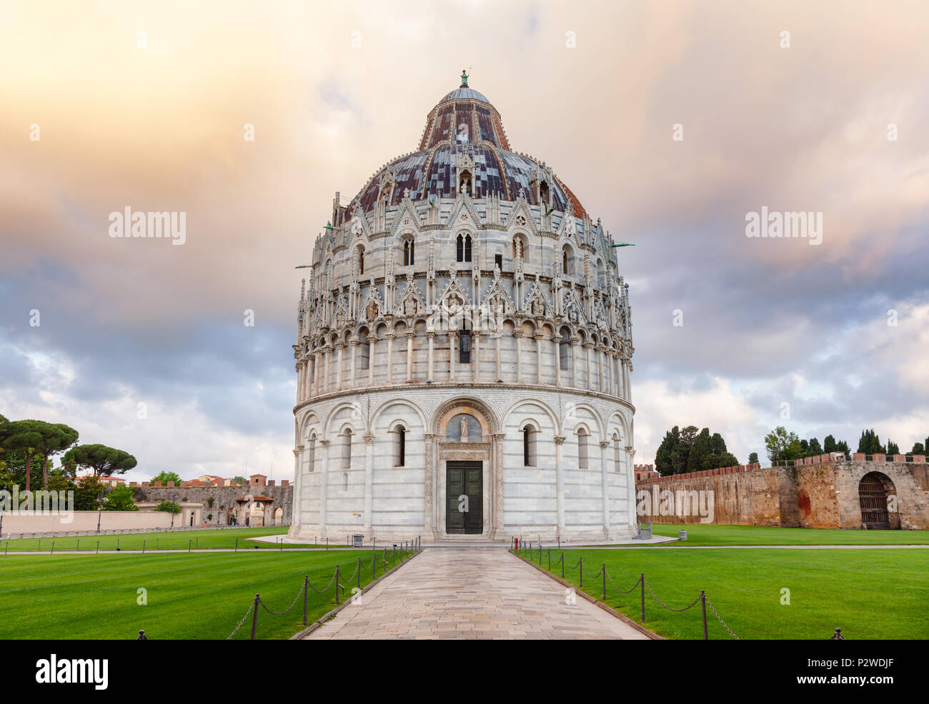 Medievale romanica rotonda Pisa Battistero di San Giovanni (Battistero di Pisa) a Piazza dei Miracoli) o Piazza del Duomo Squa Foto Stock