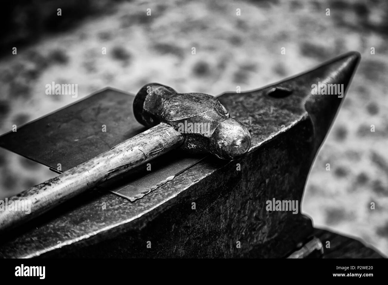 Vecchio martello e l'incudine su una fucina, dettaglio del vecchio strumento Foto Stock
