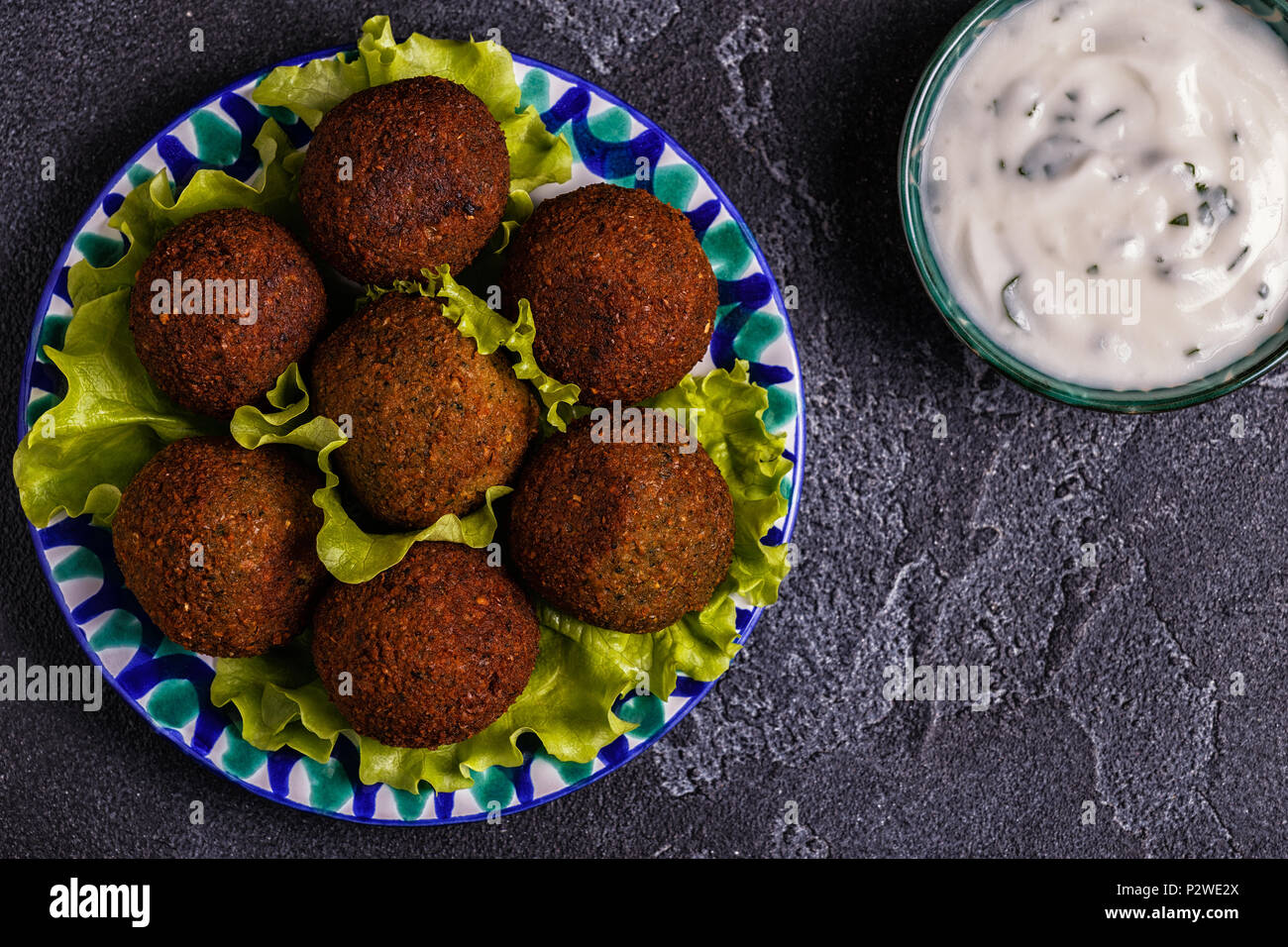 Falafel classico sulla piastra. Vista superiore, copia dello spazio. Foto Stock