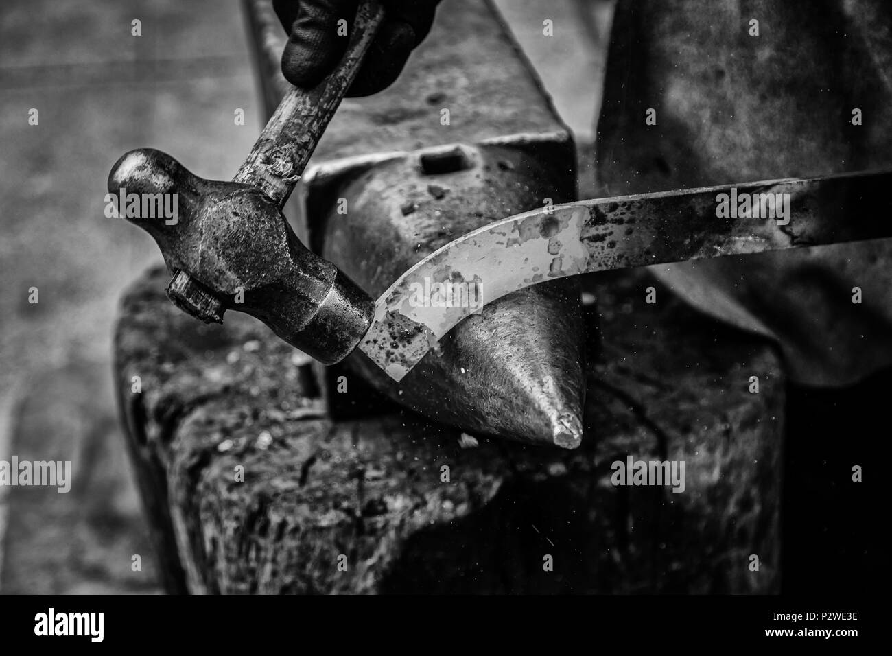 Red Hot di ferro in una fucina, lavorando con il ferro caldo, opera tradizionale Foto Stock
