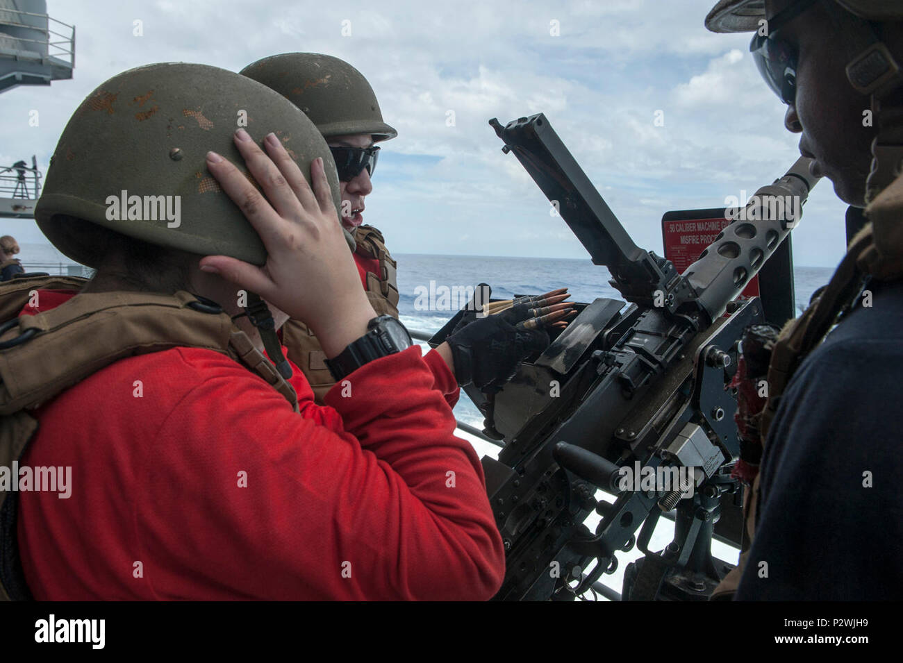 Da bombardieri Mate Kimberly Nixon, centro da Skylar, California, conduce corsi di formazione su come caricare correttamente un M2HB .calibro 50 mitragliatrice sul fiocco della Nimitz-class portaerei USS Carl Vinson (CVN 70). Carl Vinson e la sua aria imbarcato ala, Carrier aria Wing (CVW) 17, sono sulla distribuzione nel 7 ° Flotta area di operazioni il supporto di sicurezza e stabilità nella Indo-Asia-regione del Pacifico. ( Foto Stock