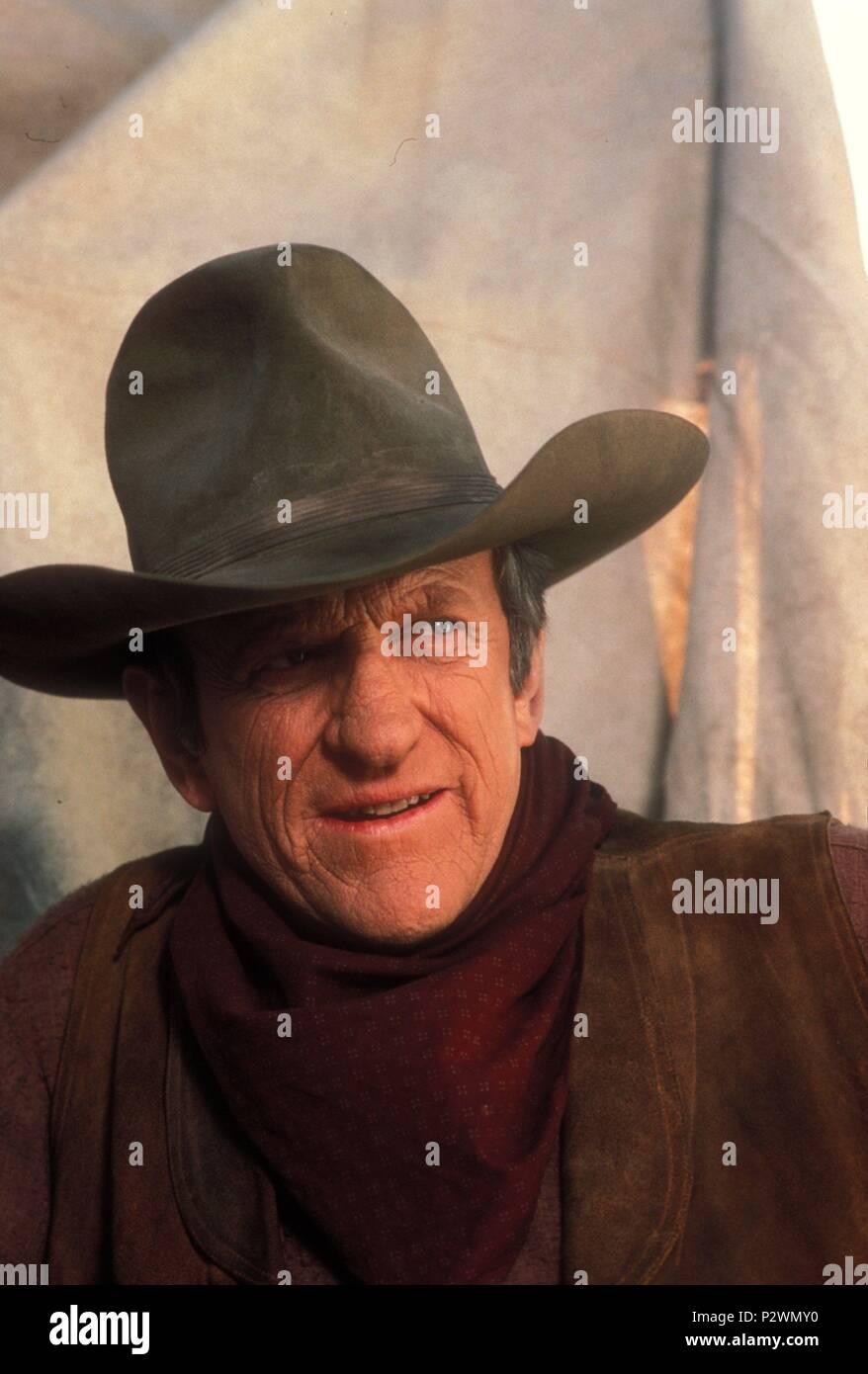 Descrizione: JAMES ARNESS (26 maggio 1923 - Giugno 3, 2011) 6' 7'' attore meglio conosciuto per la riproduzione di Marshal Matt Dillon su 'Gunsmoke", è morto per cause naturali all'età 88. Durante i suoi 20 anni lo show è stato nominato per tre Emmy. Arness anche recitato nella miniserie televisiva "come l'ovest è stato vinto" (1976-1979). La sua ultima serie TV è stato il dramma di polizia "Big Jim McLain' (anni ottanta). Arness anche servito come un fuciliere nella seconda guerra mondiale, è stato gravemente ferito ed è stato premiato con la medaglia di stella Bronze e il cuore viola tra le altre decorazioni. Nella foto - Aprile 17, 1988 - Hollywood, California, Stati Uniti - JAMES ARNES Foto Stock