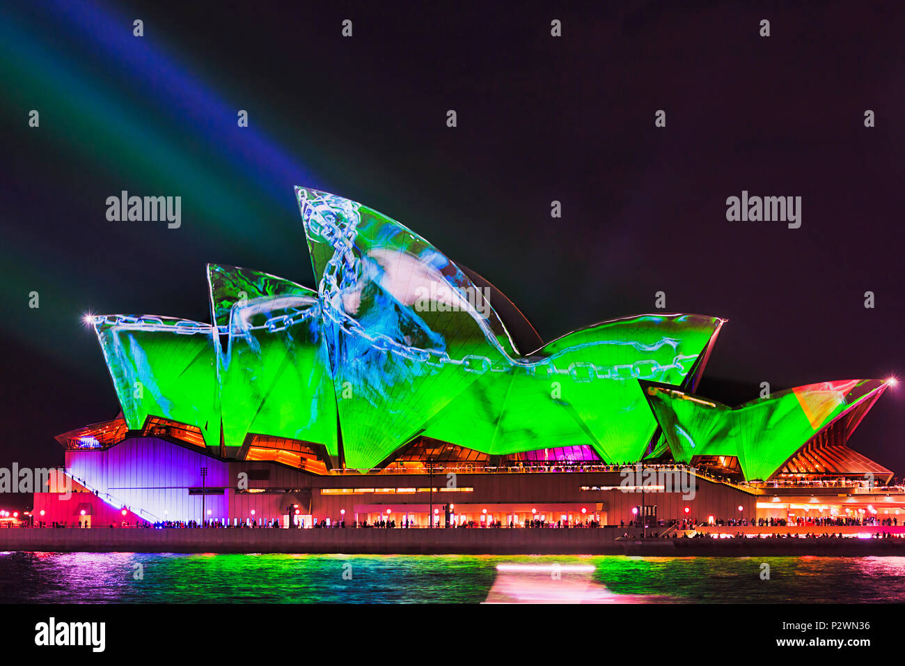 Sydney, Australia - 25 Maggio, 2018: Sydney punto di riferimento della città di Sydney Opera House e al Harbour waterfront durante luce annuale spettacolo di luci e di idee in Brig Foto Stock