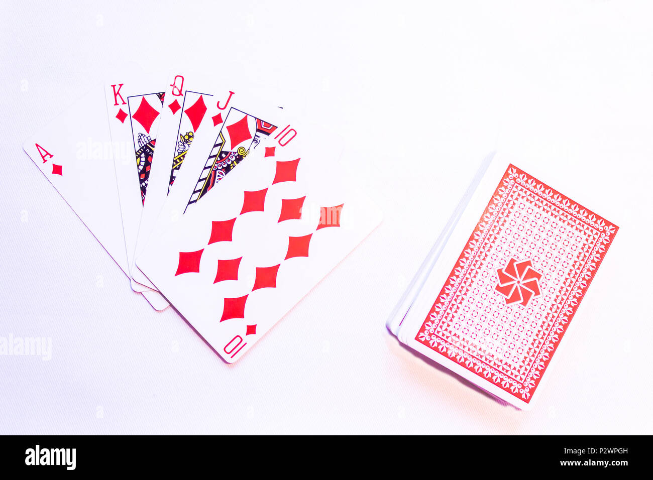 Giocando a carte con la mano vincente di un Royal Flush nel poker con diamanti - Rosso Pack Foto Stock
