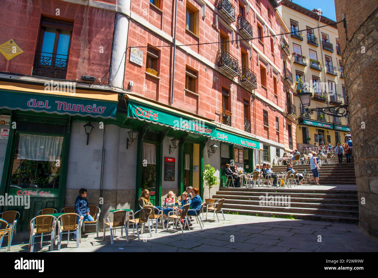 Terrazze a Nunzio street. Madrid, Spagna. Foto Stock