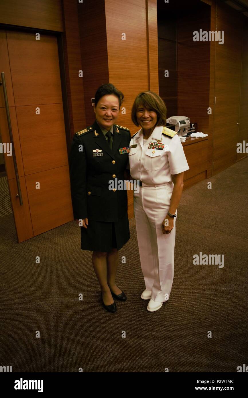 Kuantan, Malesia - 01 Ago, 2016-. Vice Adm. Raquel C. Bono, Direttore della difesa della salute, Agenzia risponde con un amico dalla delegazione cinese e scambia foto durante una riunione presso l'Asia Pacific Sanitario Militare Exchange 16. Co-ospitato da U.S. Pacifico Comando chirurgo e il malese Forze Armate Servizi Sanitari divisione, l'Asia Pacific Sanitario Militare Exchange (AMPHE) 2016 comprenderà sessioni plenarie incentrate su una varietà di professioni mediche, nonché sessioni di breakout specifici di terra, aria, e forze marittime nel Indo-Asia- regione del Pacifico. APMHE 16 si terrà fino a quando Agost Foto Stock