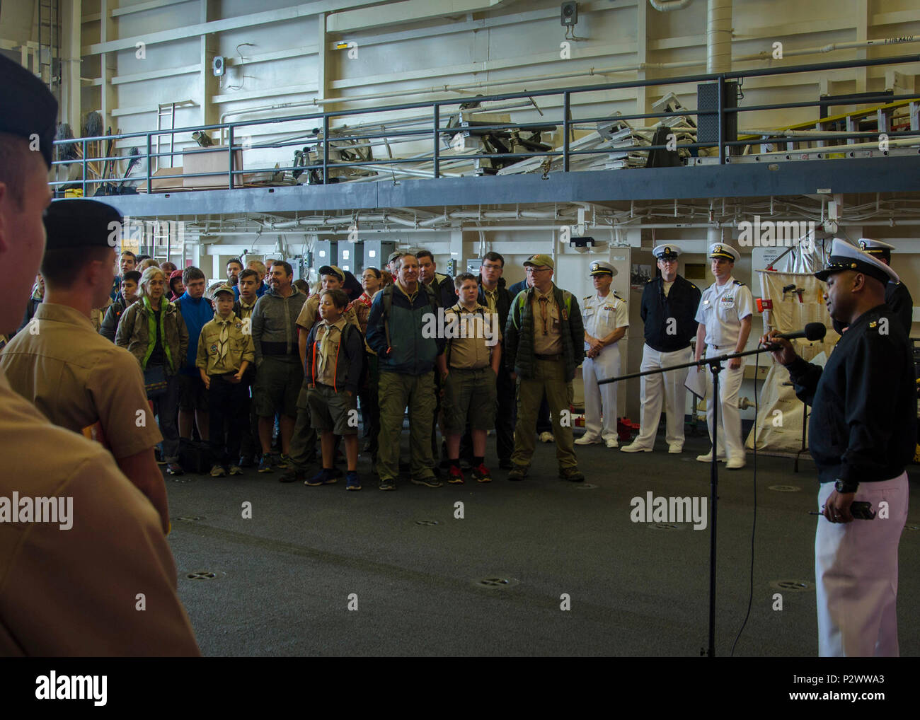 EVERETT, Washington. (Agosto 2, 2016) - trasporto anfibio dock nave USS Somerset (LPD 25), il comando Master Chief Avinash Ramsingh, saluta marina locale riserva Junior formazione ufficiali Corps (NJROTC) cadetti, Mare di Cadetti e ragazzi Scout in nave hangar deck durante un giro della nave da Everett a Seattle come parte di Seattle Seafair Settimana della flotta. Seafair è una celebrazione annuale del mare servizi in cui i marinai, Marines, costa e guardie da visitare U.S. La marina e la guardia costiera, navi e navi da Canada rendono la città una porta di chiamata. (U.S. Foto di Marina di Massa lo specialista di comunicazione 1a classe Vladimi Foto Stock