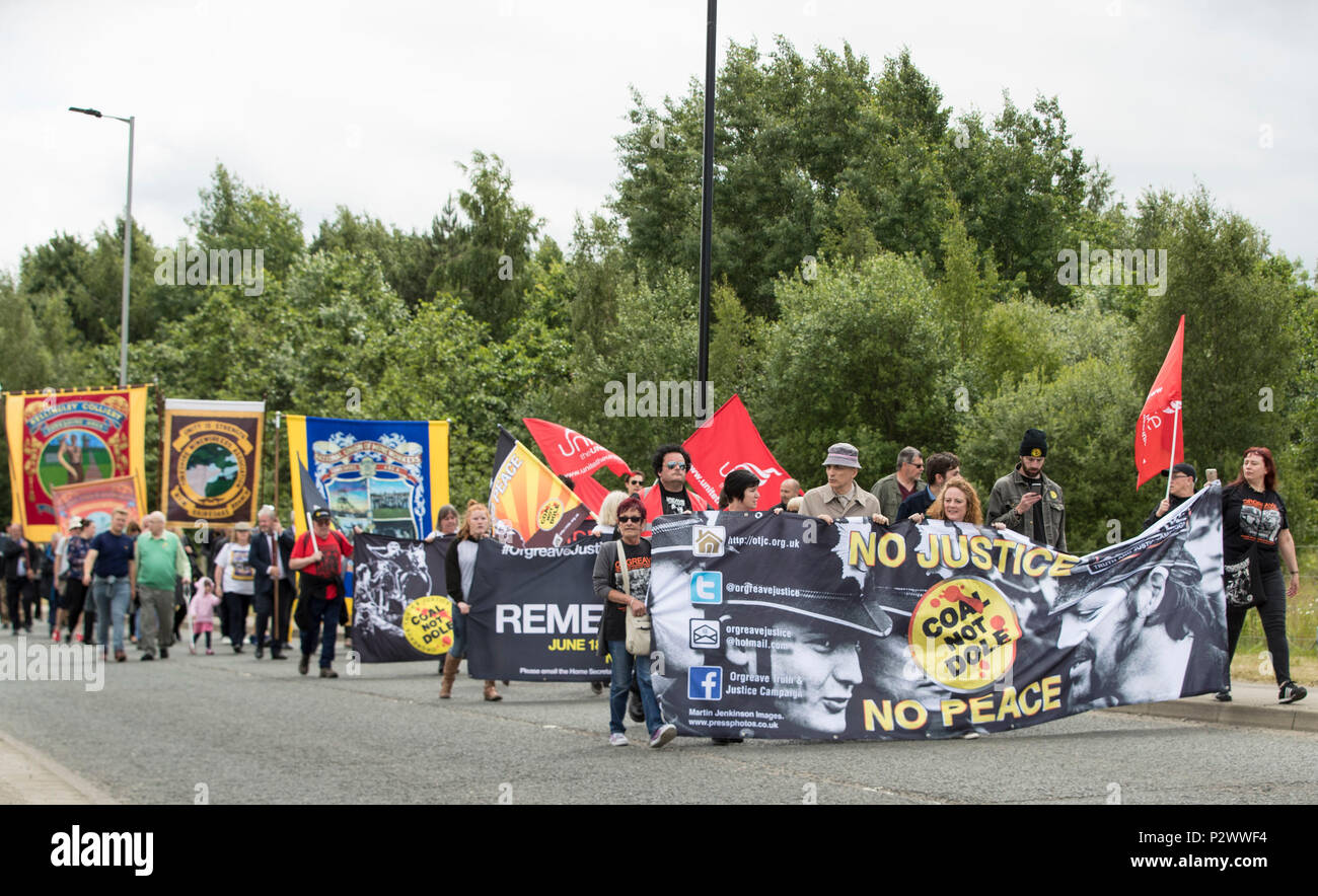 I manifestanti un appello al governo per attuare una pubblica inchiesta durante l annuale Orgreave Rally in Sheffield, organizzata dall'Orgreave verità e giustizia campagna, commemorando il trentaquattresimo anniversario degli eventi a Orgreave. Foto Stock