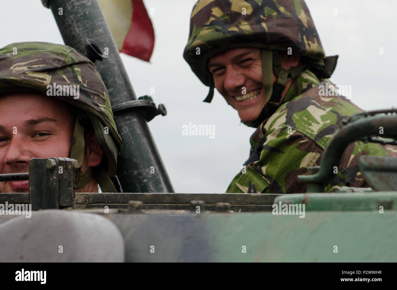 Soldati rumeni con 191st battaglione di fanteria prendere una pausa veloce dopo un live fire esercizio in Romania Land Force Combat Training Center, Cincu Romania il 2 agosto. Essi sono una parte di esercizio Saber Guardian, che è una multinazionale di esercitazione militare che coinvolge circa 2.800 militari provenienti da dieci nazioni tra cui l'Armenia, Azerbaigian, Bulgaria, Canada, Georgia, Moldavia, Polonia, Romania, Ucraina e Stati Uniti Gli obiettivi di questo esercizio sono la costruzione di multinazionale, regionale e partenariato congiunto capacità per migliorare le relazioni militari, lo scambio di esperienze professionali, un Foto Stock