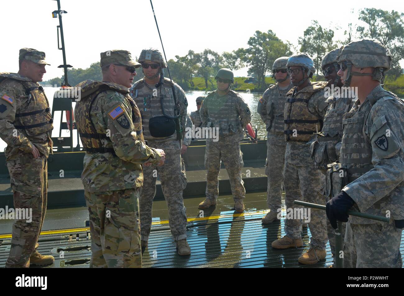 Direttore dell'Esercito Nazionale Guardia, Lt. Gen. Timothy Kadavy (a destra), e il comando Sgt. Il Mag. Christopher Kepner (sinistra), il comando Sgt. Il Mag. dell'esercito Guardia nazionale, parlare di soldati con il 125th Multi Role Bridge società fuori di Abbeville, S.C., durante l'esercizio Saber Guardian 2016 1 Agosto presso il rumeno di forze terrestri Combat Training Center in Cincu, Romania. Saber Guardian è una multinazionale di esercitazione militare che coinvolge circa 2.800 militari provenienti da dieci nazioni tra cui l'Armenia, Azerbaigian, Bulgaria, Canada, Georgia, Moldavia, Polonia, Romania, Ucraina e Stati Uniti L'obiettivo n. Foto Stock