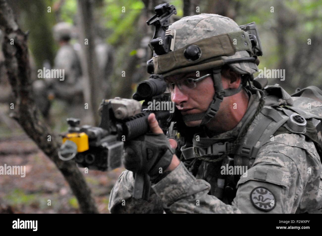 Un soldato con Bravo Company, 3° Battaglione, 116Brigata di cavalleria contro la squadra, fornisce la sicurezza mentre di pattuglia durante l'addestramento al combattimento mentre all esercizio Saber Guardian 16 presso il rumeno di forze terrestri Combat Training Center, Cincu, Romania 2 Agosto. Il team scout per le forze di opposizione mentre fuori di pattuglia e rispondere agli attacchi e imboscate. Saber Guardian 2016 è una multinazionale di esercitazione militare che coinvolge circa 2.800 militari provenienti da dieci nazioni tra cui l'Armenia, Azerbaigian, Bulgaria, Canada, Georgia, Moldavia, Polonia, Romania, Ucraina e Stati Uniti Gli obiettivi di questo exer Foto Stock