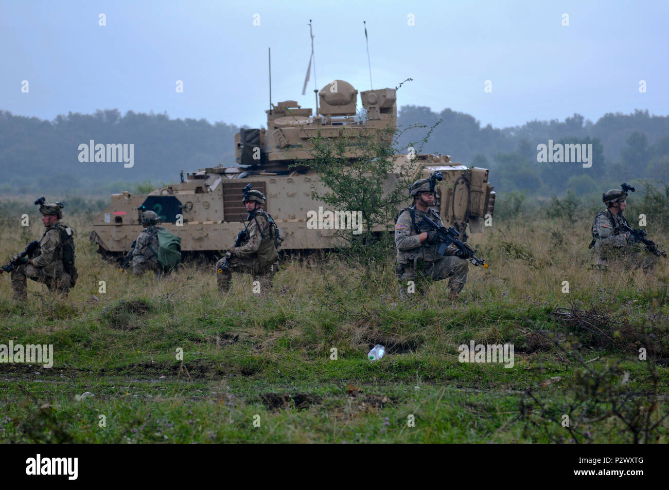 Soldati con Bravo Company, 3° Battaglione, 116Brigata di cavalleria contro la squadra, fornire sicurezza mentre è di pattuglia durante l'addestramento al combattimento mentre all esercizio Saber Guardian 16 presso il rumeno di forze terrestri Combat Training Center, Cincu, Romania 2 Agosto. Il team scout per le forze di opposizione mentre fuori di pattuglia e rispondere agli attacchi e imboscate. Esercizio Saber Guardian 16 è una multinazionale di esercitazione militare che coinvolge circa 2.800 militari provenienti da dieci nazioni tra cui l'Armenia, Azerbaigian, Bulgaria, Canada, Georgia, Moldavia, Polonia, Romania, Ucraina e Stati Uniti Gli obiettivi di questo Foto Stock