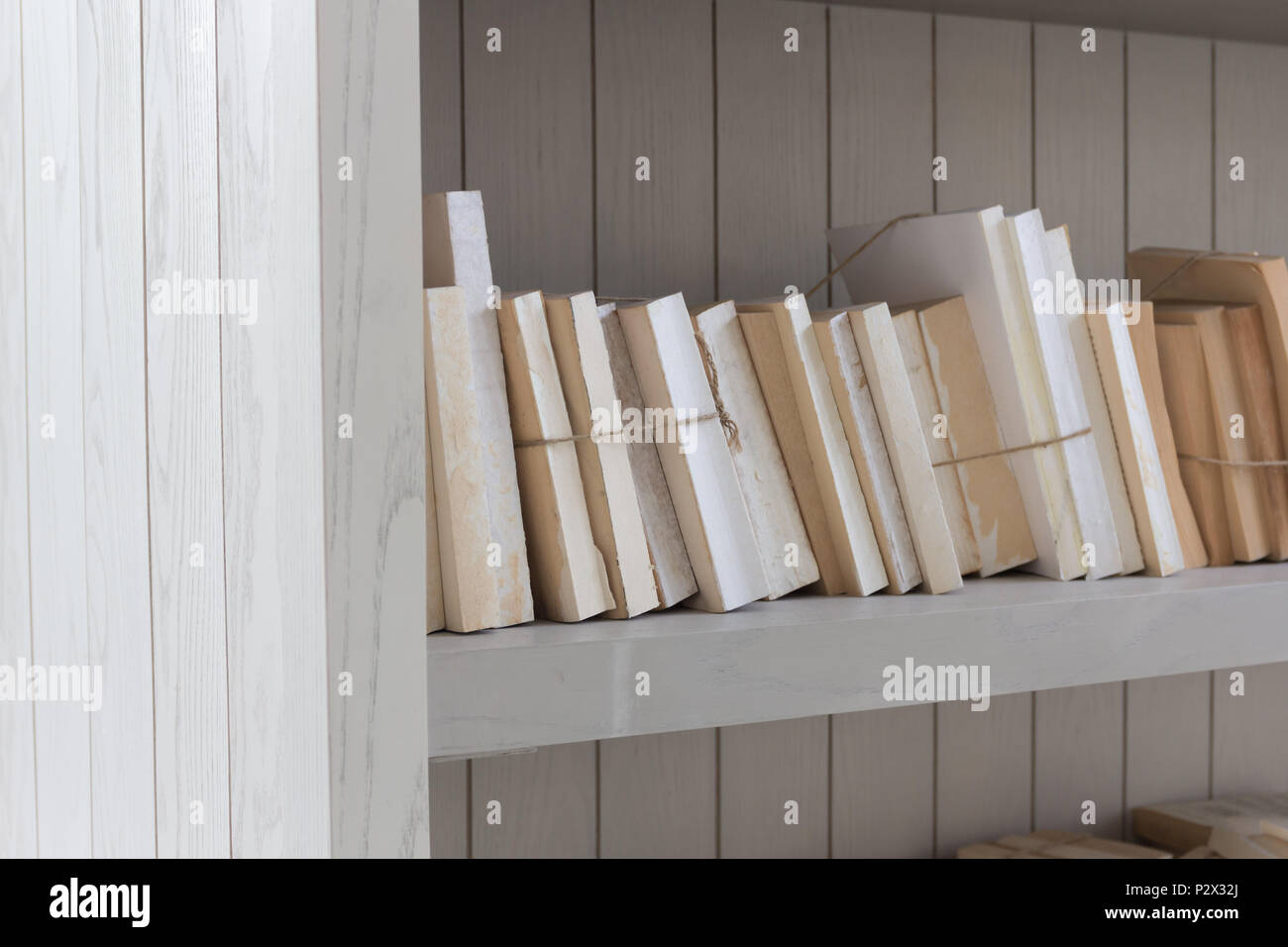 Scaffale è il libro bianco con legno ripiano bianco sullo sfondo. Foto Stock