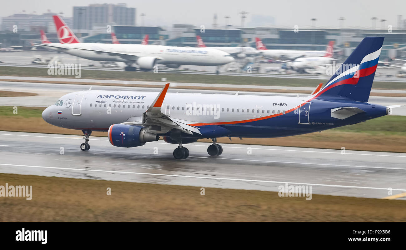 ISTANBUL, Turchia - MARZO 04, 2018: Aeroflot Airbus A320-214 (NC 7653) in atterraggio a Istanbul Ataturk. Aeroflot è la compagnia di bandiera della Federazione russa Foto Stock