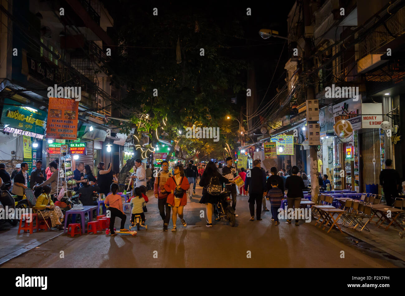 Hanoi, Vietnam - Novembre 5,2017 : La vita notturna di street view in Hanoi Old Quarter, le persone possono vedere esplorare e negozi intorno a esso. Foto Stock