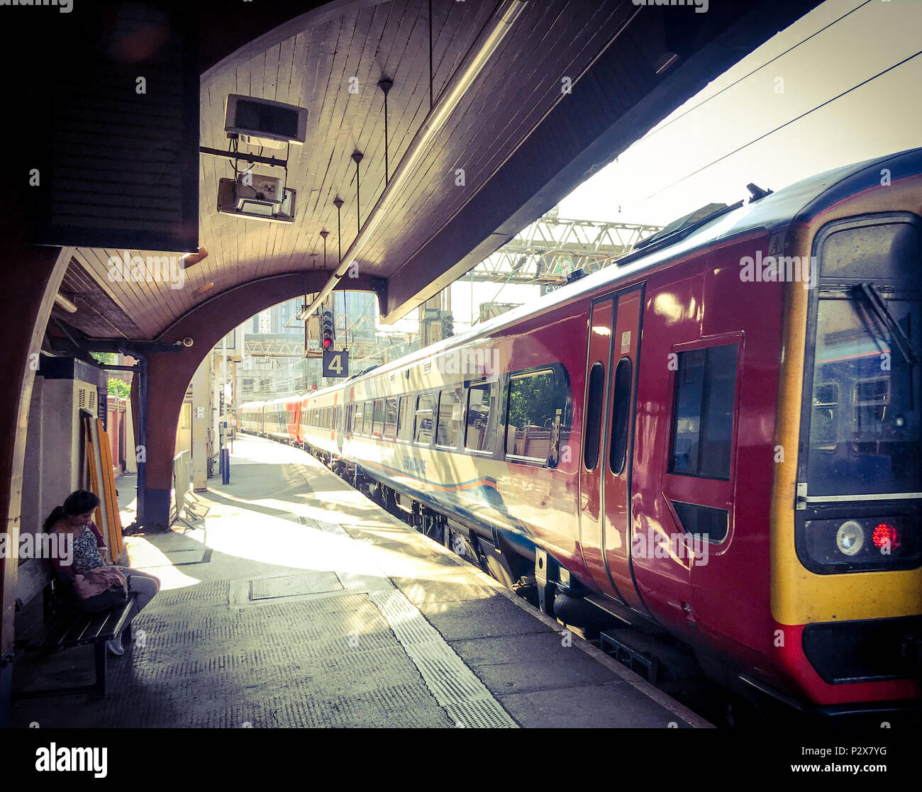 East Midlands Treno in partenza Manchester La stazione ferroviaria di Oxford Road, North West England, Regno Unito Foto Stock